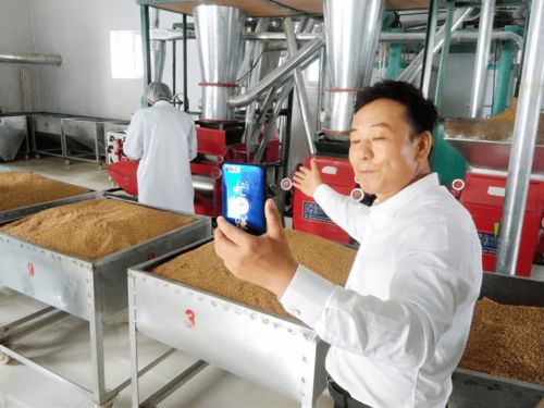 以文藝之光，聚扶貧之力——烏海市文體旅游廣電局文藝采風(fēng)創(chuàng)作與慰問(wèn)演出活動(dòng)紀(jì)實(shí)